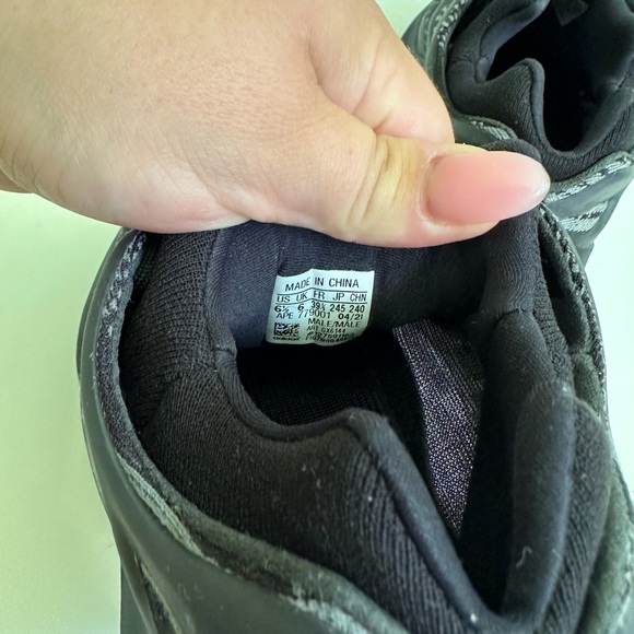 Yeezy 700 V3 'Dark Glow - Picture 5 of 5